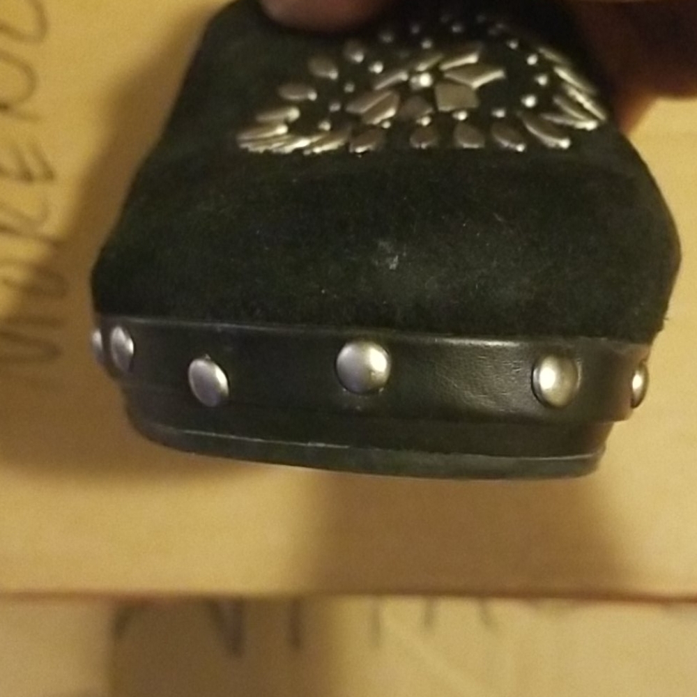Shoes - Picture 3 of 4